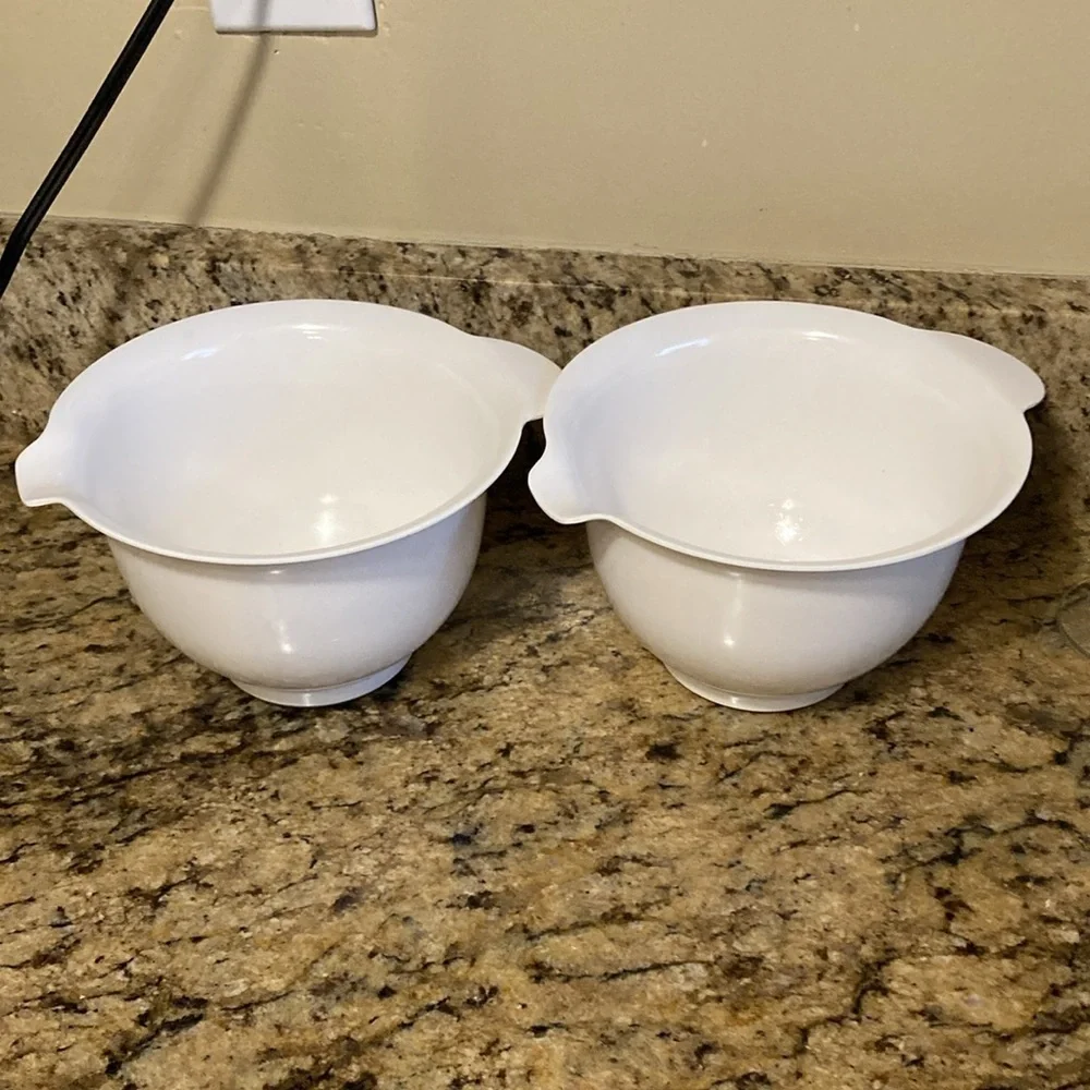 Mixing bowl, set of 2, white 1L in good condition